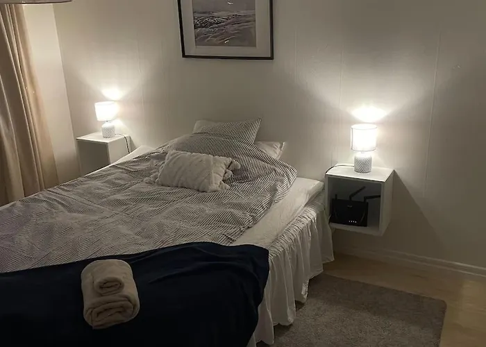 Mysigt Hus Naera Hav Och Skog Pa Haerliga Alnoe