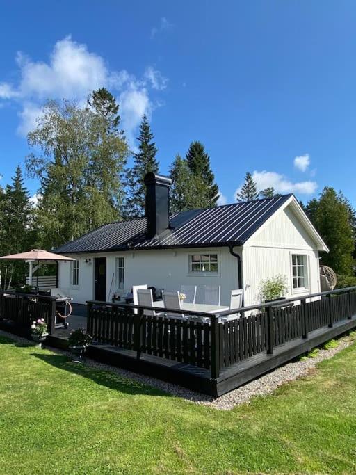 Mysigt Hus Naera Hav Och Skog Pa Haerliga Alnoe Myrnas