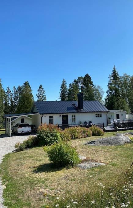 Mysigt Hus Naera Hav Och Skog Pa Haerliga Alnoe